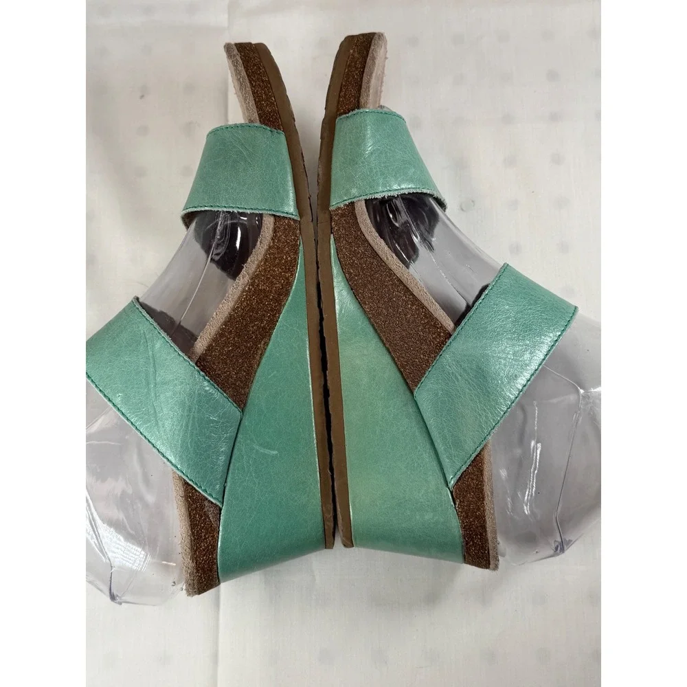 Aetrex Teal‎ Leather Wedge Sandals Adjustable Straps Bronze Medallion Womens